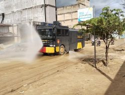 Water Cannon Disemprotkan di Jalan Lintas Aceh Selatan, Polri Minimalisir Debu Pasca Banjir