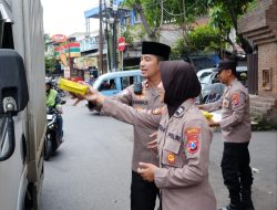 Jumat Berkah, Polsek Taman Berbagi Makanan di Jalan Raya Wonocolo Sidoarjo*